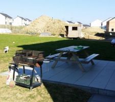 Terrasse Nord, bien agréable pour y manger à  midi.