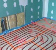 La circuit de chauffage par le sol dans la salle de bain