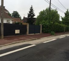 Terrain &agrave; droite de la maison. vue depuis la rue.