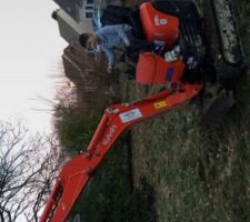 Même mon fils nous aide ?c'est parti on creuse la trancher pour les raccordements EDF eau internet... et pour desoucher les arbres ??