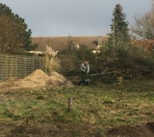 Mon mari qui enl&egrave;ve toutes les branches d'arbres qui envahissent notre terrain 
Grand m&eacute;nage