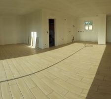 Vue de la pi&egrave;ce de vie, pose perdue. Essenze Miel 20x80, VM materiaux.