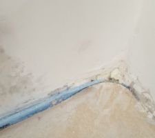 Mousse expansive dans le coin de la chambre