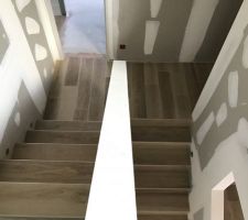 Carrelage imitation bois dans les escaliers (utilisation de grandes plaques pour ne pas avoir de joints sur les marches)