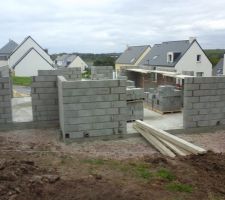 Les ma&ccedil;ons ont bien travailler, la maison est arriv&eacute;e a 8 hauteur de parpaing et 9 sur le garage