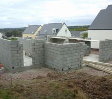 Les ma&ccedil;ons ont bien travailler, la maison est arriv&eacute;e a 8 hauteur de parpaing et 9 sur le garage