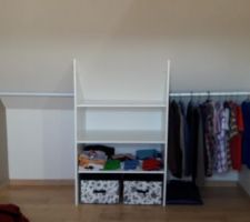 Installation des &eacute;tag&egrave;re et des tringles du futur placard