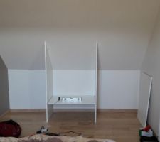 Installation des cloisons du futur placard (planches de m&eacute;lamin&eacute; &eacute;paisseur 18mm, 60 cm de profondeur)