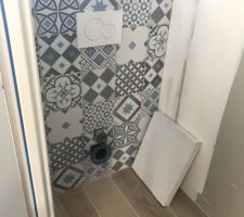 Carrelage type carreaux de ciment bleu baltique / gris sur le bÃ¢ti des WC du bas