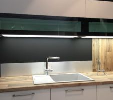 Cuisine Schmidt - façade blanc/gris- plan de travail et crédence bois et inox brossé. Meuble haut avec fond lumineux (éclairage intérieur et plan de travail)