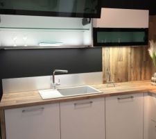 Cuisine Schmidt - façade blanc/gris- plan de travail et crédence bois et inox brossé. Meuble haut avec fond lumineux (éclairage intérieur et plan de travail)