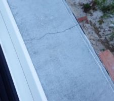 Fissure dans le seuil de la baie vitr&eacute;e.