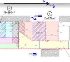 Voici notre terrain, c'est le lot 1.
Il sera issu d'une division mais pour la construction, le lotisseur a d&eacute;cid&eacute; de r&eacute;partir &eacute;galitairement les surfaces &agrave; construire. Nous avons donc acquis le lot 1 qui aura &eacute;galement un chemin d'acc&egrave;s.

Nous ne sommes donc pas contraints &agrave; toutes les r&egrave;gles du PLU : 
- le COS de 30% est donc r&eacute;parti sur l'ensemble du terrain soit 2084m&sup2;, ce qui donne pour chaque terrain une emprise au sol max de 133m&sup2; (4 lots)
- nous pouvons mettre des vues au nord et au sud sur toute les facades.

il y a une servitude de cours commune qui "force" le respect des 8m entre chaque maisons