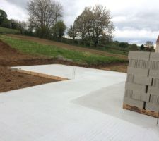 Le remblai du vide sanitaire est fait, les parpaings n'attendent plus que les maÃ§ons !!!
