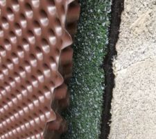 Film extérieur pour protéger la partie du mur qui sera sous terre (différence de niveau entre les 2 parcelles de terrain)