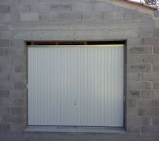 Mise en place d'une porte de garage (basculante) environ 200 euros pour sécuriser la maison.