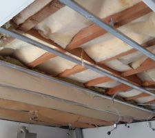 20 m2 de plafond découverts : retrait de la laine de verre défectueuse.