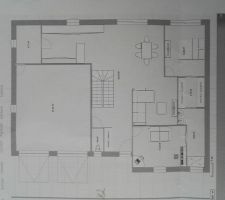 Premier début de projet. Je souhaite ce type d'agencement et il y aura un étage avec deux chambres, une mezzanine, une salle de bains et un wc. 

Je commence tout juste les plans, donc je suis ouvert à toutes propositions. 
Je veux une maison d'environ 140 m2 habitables....