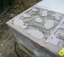 Une pente inversée qui retient de l'eau, des carrelages terrasses son sautent