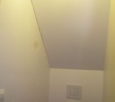 Les fissures sous les toilettes