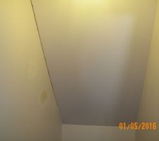 Les fissures sous les toilettes