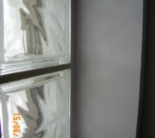 Moisissure au tour des briques de verre dans la salle de bain. tout est noirci à la date d'aujourd'hui. MCT a promis voici plus de 9 mois de passer. Personne n'est venu, sinon le travail serait fait!