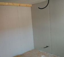 Première chambre en cours de plaquage.