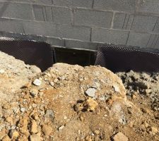 C'est le reste du bloc de beton encore pr&eacute;sent dans mon sol que mon terrassier n'a pas sorti car le terrassier du lotisseur devait l'enlever et monsieur ne tient plus sa parole. ce bloc s'etend le long de mon passage o&ugrave; nous sommes cens&eacute; avoir un espace vert. 

Ils semblent nous dire que c'est du remblais.