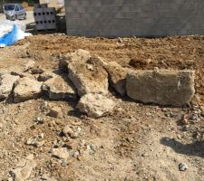 Voici ce que mr le lotisseur qualifie de remblai avec son specialiste terrassier celui qui avait oubli&eacute; une cuve de mazout sur le terrain d'un voisin.
 soit c'est moi qui suis con soit on se fout de moi. charmant pour un site qui etait cens&eacute; etre de pollu&eacute;.