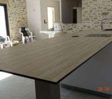 Ilot central.faible epaisseur de la table