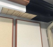 Voilà comment sera notre enduit extérieur : l'aspect gratté et la couleur nous nous en rapprocherons le plus possible. 
Au dessus nous voyons les cache-moineaux noirs et nous aurons une gouttière noire en aluminium.