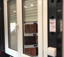 Les fenêtres à double battants seront en aluminium grises. 
Les dimensions seront différentes de celle présente sur la photo.
Dans la pièce de vie ce sera une 120x135, et dans les chambres du 100x135.