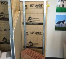Voilà les briques qui seront utilisées pour construire notre maison (20cm quadruple isolation) + l'isolation utilisée pour la maison derrière. 
Et enfin les cloisons de la maison seront en 7 cm comme on le voit sur le côté avec l'ossature métallique.