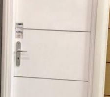 Nos portes intérieures ! Que nous avons réussi à négocier gratuitement lors de la signature du contrat (économie de 500? tout de même..). 
Elles seront pré-peintes en blanches ! Nous avons pu voir un modèle pré-peint en réserve (car sur la photo la porte est peinte), c'est top, la dame nous a expliqué qu'on peut les garder comme ça, on les peint si on veut changer la couleur mais si on veut les garder blanches on peut les laisser sans les peindre, elles ne s'abimeront pas.