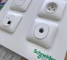 Les différents interrupteurs et prises qui seront installés de base dans la maison. D'autres étaient proposés pour 300? pour tous les changer mais nous avons décidé de laisser ceux-là car ayant un beau-père électricien il pourra nous les changer avec des matériaux de marque Legrand.