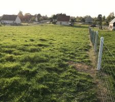 Pose du grillage. 
Il avait été convenu que ce dernier soit posé rapidement avec le propriétaire voilà qui est fait 
Restera la grande ligne droite de 150metres avec le prochain voisin et le grillage du fond