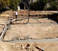 Toupie - pompe à béton - fondations coulées - il ne reste plus qu'à remplir le coté garage avec le coffrage.