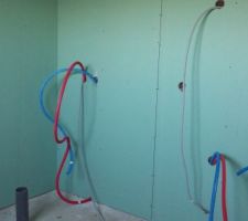 Arrivées eau et électricité dans la salle de bain