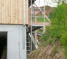 Les charpentes pour la couverture de l'escalier sont en place