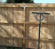 A ma grande surprise, m&ecirc;me le dos de la palissade est sympa, malgr&eacute; les renforts apparents