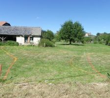 Voici les marques pour l'implantation du chemin d'accès et de la maison.
Le chemin est sur la gauche et la maison sur la droite.