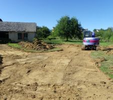 Vue sur le chemin et l'emplacement de la maison.