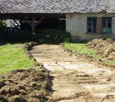 Le chemin qui même à la grange après le décapage.