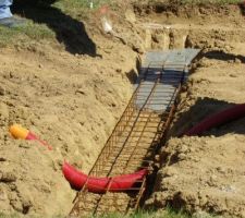 Le beton coule dans les tranch&eacute;s.
