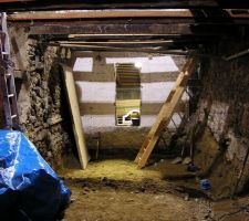 La moiti&eacute; est d&eacute;j&agrave; enlev&eacute;. On creuse le RDC pour gagner de la hauteur (et faire passer l'ensemble des reseaux)