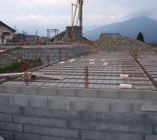 Le ferraillage de la dalle est enfin posé. Le béton va pouvoir être coulé