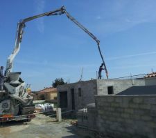 Coulage de la dalle de l'etage et de l'escalier beton que nous trouvons tres beau