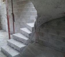 Coulage de la dalle de l'etage et de l'escalier beton que nous trouvons tres beau