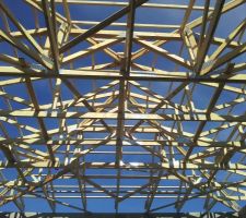 La charpente ainsi que les tuiles sont arriver 1semaine apres la fin des murs pendant que nous discutions de la suite des traveaux avec le chef de chantier qui est toujour a disposition quand on a une question ou que quelque chose nous semble byzare