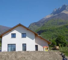 Façade vue du sud : Pierre grisée pour la maison, le blanc n'étant pas autorisé on s'en rapproche et beige schiste pour le garage